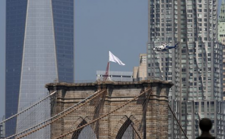Неизвестные заменили звездно-полосатые американские флаги на Бруклинском мо ...
