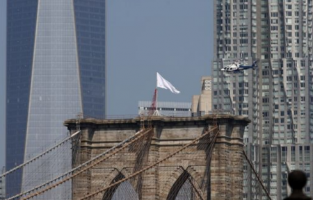 Неизвестные заменили звездно-полосатые американские флаги на Бруклинском мосту на белые