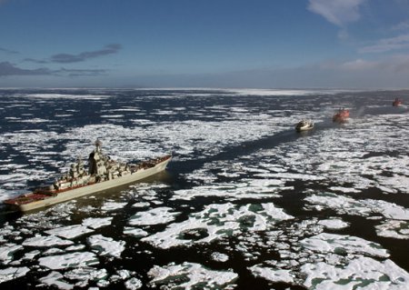 Атомные ледоколы проведут сквозь льды военный конвой и кругосветную экспедицию