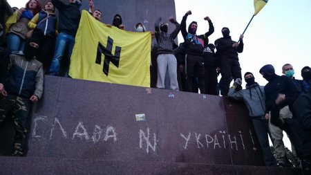 Фашиствующие укроподонки занимались вандализмом в Харькове у памятника Лени ...