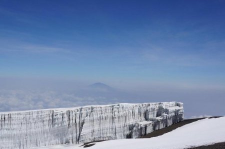 Премьера фильма на RTД: Три человека с ограниченными возможностями покорили гору Килиманджаро