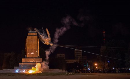 СМИ: Обломки харьковского Ленина предлагают «превратить» в зимнюю форму для украинской армии