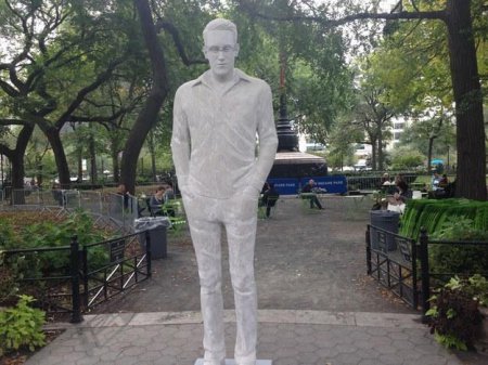 ​В Нью-Йорке появилась статуя Эдварда Сноудена