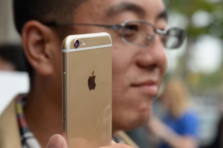 В Китае покупателям iPhone 6+ предлагают увеличить карманы на одежде, не отходя от кассы
