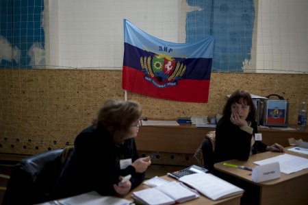 В ЛНР закрылись все избирательные участки, часть их них работала до 23:00 мск