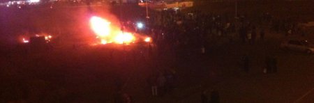 Активисты сожгли забор вокруг земельного участка возле метро «Осокорки» — очевидцы