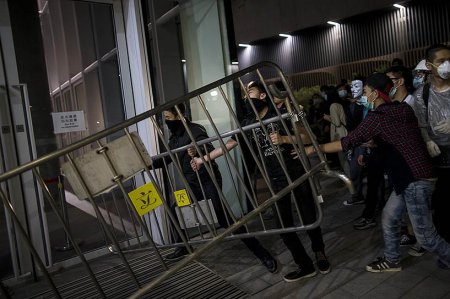 В Гонконге возобновились протесты - активисты штурмовали здание законодательного собрания