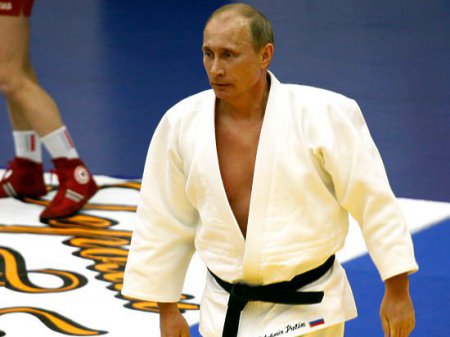 Рискнет ли Эббот связываться: Путину присвоен восьмой дан по каратэ