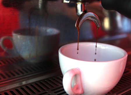 Исследование: Вкус кофе зависит от цвета чашки