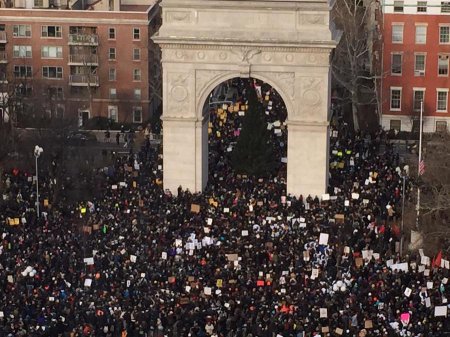 В Нью-Йорке прошло массовое шествие против произвола полиции