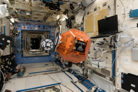 Космонавты с МКС опубликовали фотографии эксперимента по созданию спутников в невесомости
