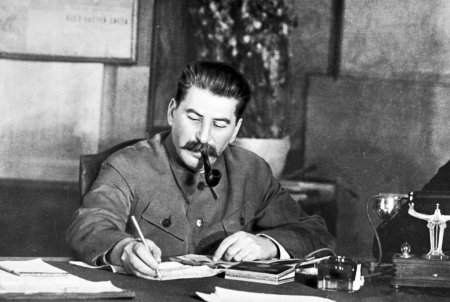 Сталин шел к тому, чтобы создать финансовую систему с золотым рублем вместо доллара