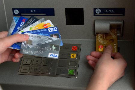 СМИ: Деньги, украденные с банковских карт, могут начать возвращать за 7 дне ...