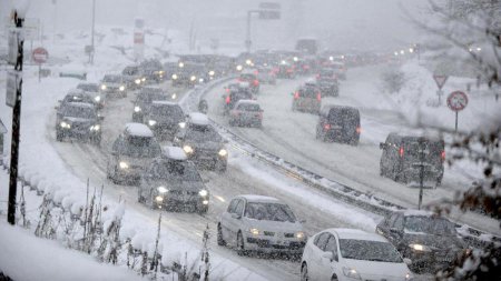 Мощный снегопад спровоцировал транспортный коллапс во Франции