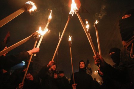 Президент Чехии раскритиковал власти ЕС, не осудившие факельное шествие неонацистов в Киеве