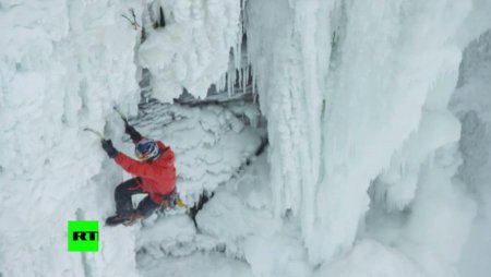Канадский альпинист покорил замерзший Ниагарский водопад