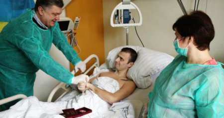В Дрездене Порошенко посетил раненого в АТО украинского бойца