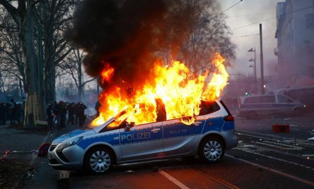 Столкновения между полицией и протестующими во Франкфурте-на-Майне — прямая трансляция