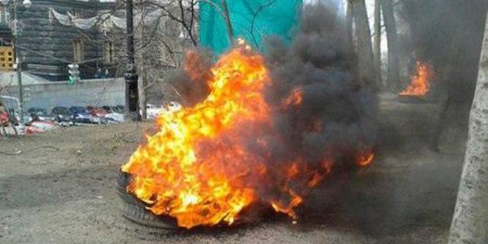 Под Кабминов снова горели шины, правоохранители «погасили» митинг