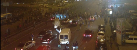 Протестующие против застройки на Осокорках перекрыли проспект Бажана