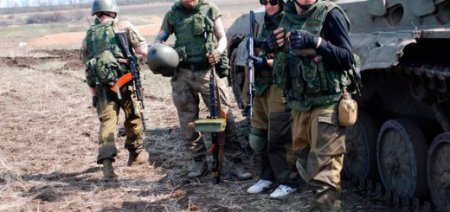 В Широкино бойцы армии ДНР сняли на телефон, как мимо них пролетела ракета  ...
