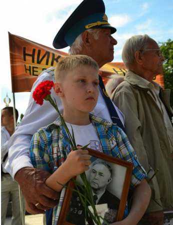 Порошенко в ярости: В центре Киева славили СССР, несмотря на запрет