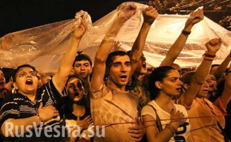 Организатор митинга в Ереване Вагинак Шушанян призвал продолжить акцию на площади Свободы