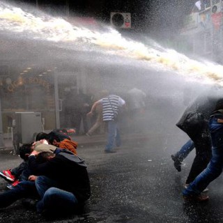 Полиция Стамбула разогнала гей-парад водометами и резиновыми пулями