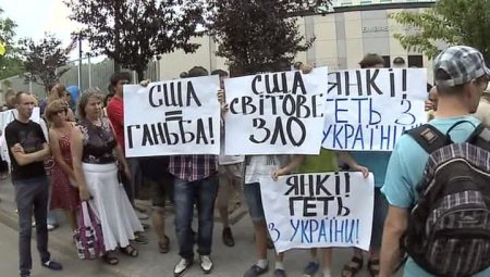 Украинцы все чаще митингуют у американского посольства