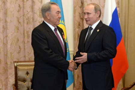 Путин наградил Назарбаева орденом Александра Невского