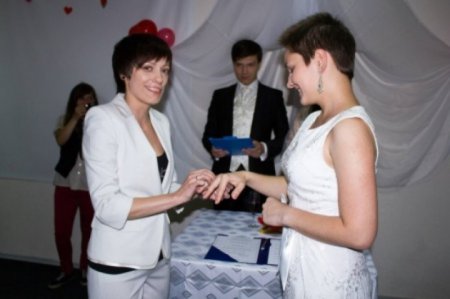 В Запорожье поженились лесбиянки: Обама подарил нам счастье!