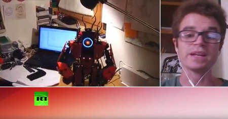 Итальянец создал костюм-экзоскелет, который управляет роботом из Lego