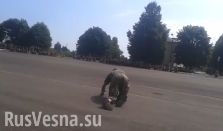 «Аватар» ВСУ: пьяный военный ползал по плацу во время концерта (ВИДЕО)