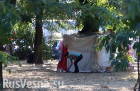 «Синдром затянувшегося майдана» — в центре Одессы разбили полевой лагерь венгерские цыгане, называющие себя «беженцами» из Луганска (ФОТО)