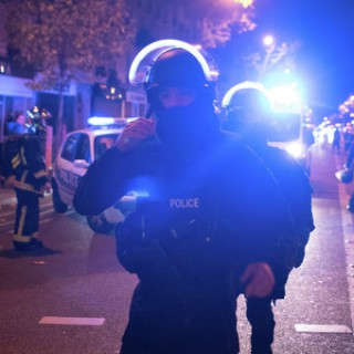 Парижский спецназ кадры штурма и выноса заложников из захваченного театра!