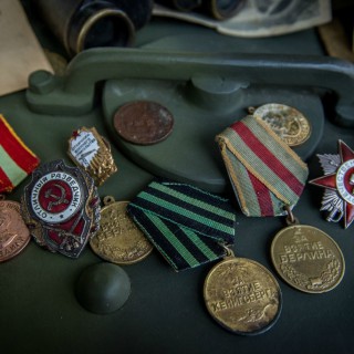 В Сети вычислили москвичку, меняющую медали деда-ветерана на iPhone