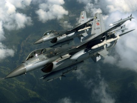 Двадцать самолетов турецких ВВС вторглись в воздушное пространство Греции