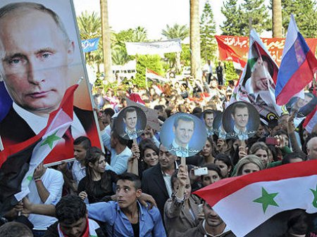 «Спасибо, Русия!»: в Сирии прошел митинг в поддержку операции ВКС РФ
