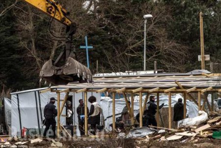 Во Франции снесли бульдозерами мечеть и школу для беженцев (+ФОТО, ВИДЕО)