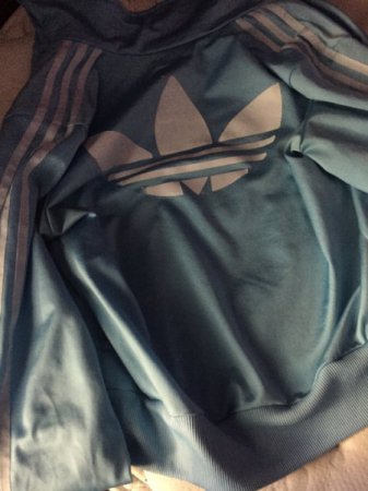 Новый спор о цвете одежды: Пользователи соцсетей обсуждают куртку Adidas