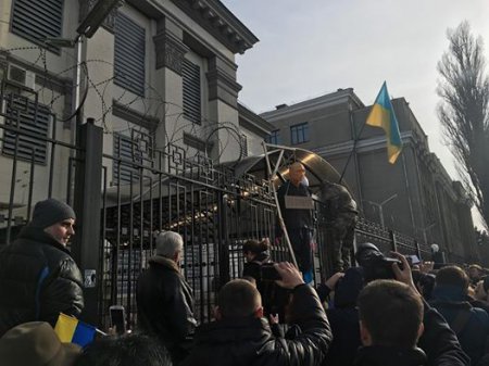 Бьют окна и срывают камеры слежения с посольства РФ в Киеве. На ТВ призываю ...