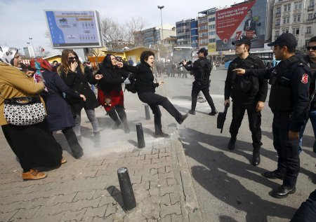 Турецкая полиция разогнала резиновыми пулями демонстрацию женщин в преддвер ...