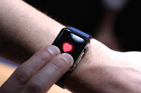 Apple Watch смогут вызывать медпомощь при сердечном приступе