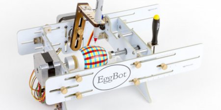 Робот EggBot научился красить яйца