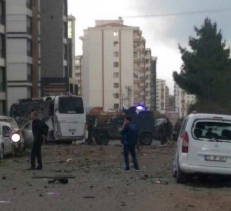 Курды взорвали полицейский микроавтобус в Диярбакыре. 7 полицейских убито