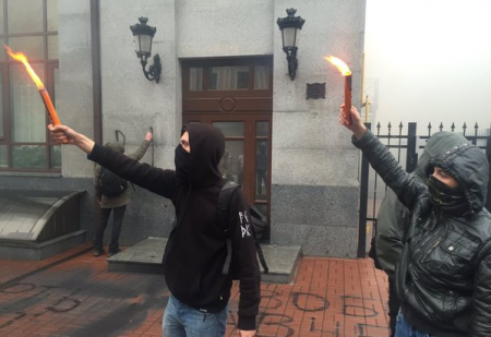 Неизвестные в балаклавах забросали дымовыми шашками здание Россотрудничества в Киеве