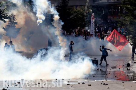 При разгоне первомайской демонстрации в Стамбуле погиб человек (ВИДЕО)