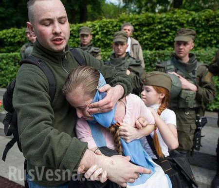 Девочку, униженную нацистами в Киеве, приглашают на празднование Дня ВМФ в Россию (+ФОТО)