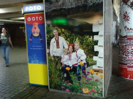 Будни Киева: гробы и куклы Майдане, горы мусора на окраинах (ФОТО)
