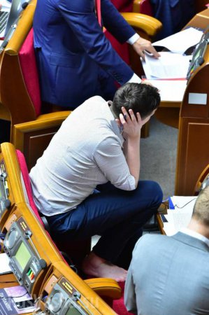 Савченко заседает в Раде босиком и на корточках (ФОТО)
